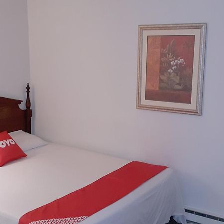Iron Horse Inn Симсбари Экстерьер фото