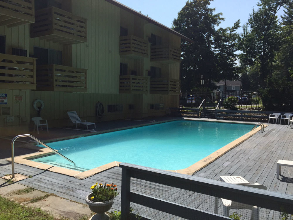 Iron Horse Inn Симсбари Экстерьер фото