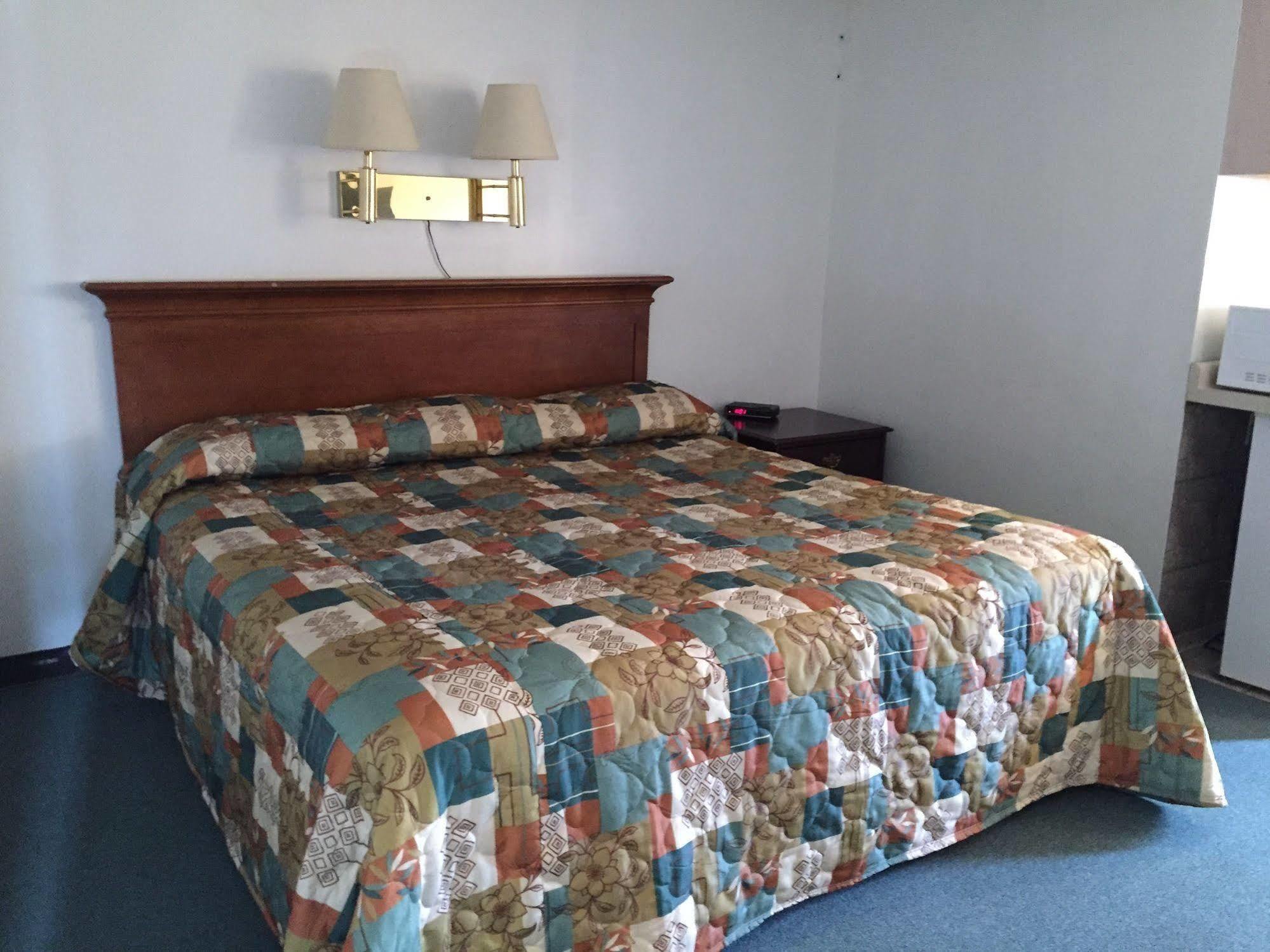 Iron Horse Inn Симсбари Экстерьер фото