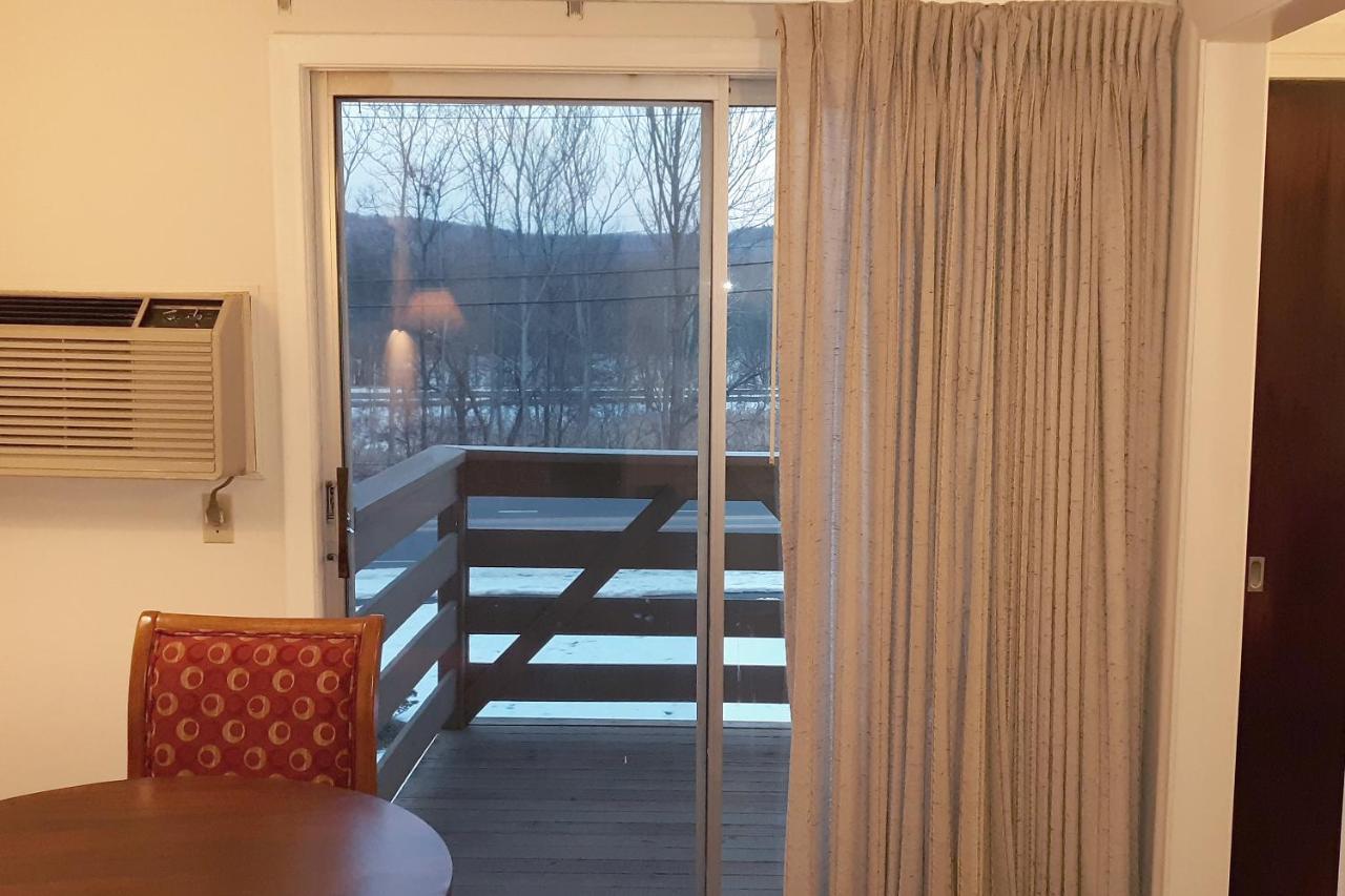 Iron Horse Inn Симсбари Экстерьер фото