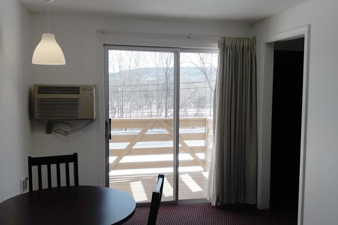 Iron Horse Inn Симсбари Экстерьер фото